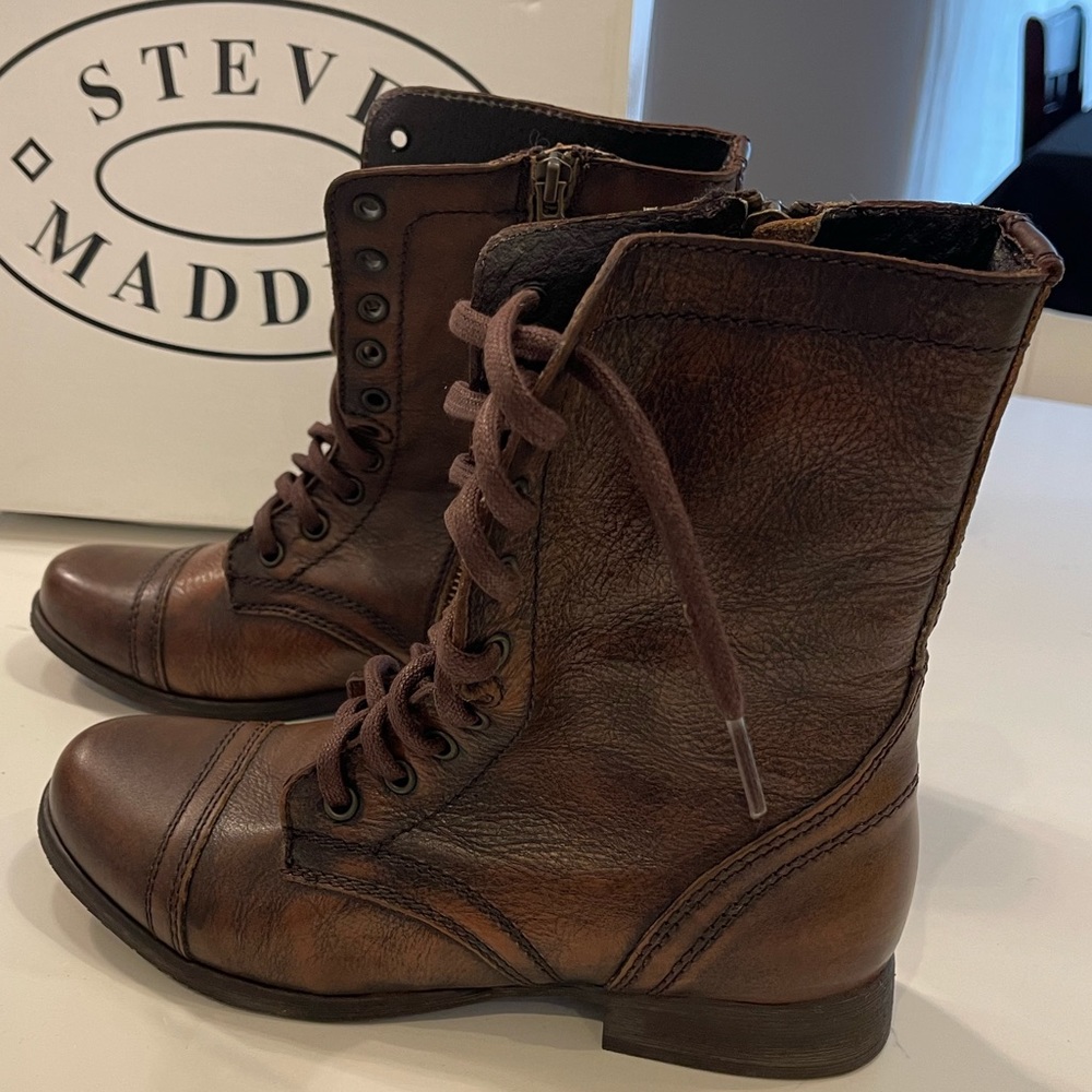New in Box Steve Madden Leather Lace up Booties
